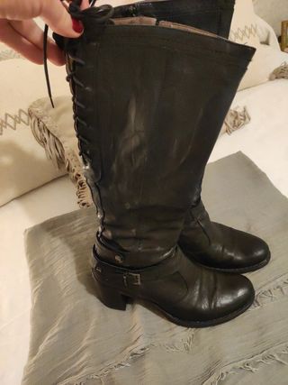 Botas altas, en piel.