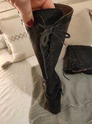 Botas altas, en piel.