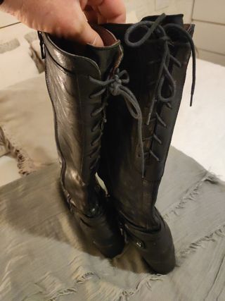 Botas altas, en piel.