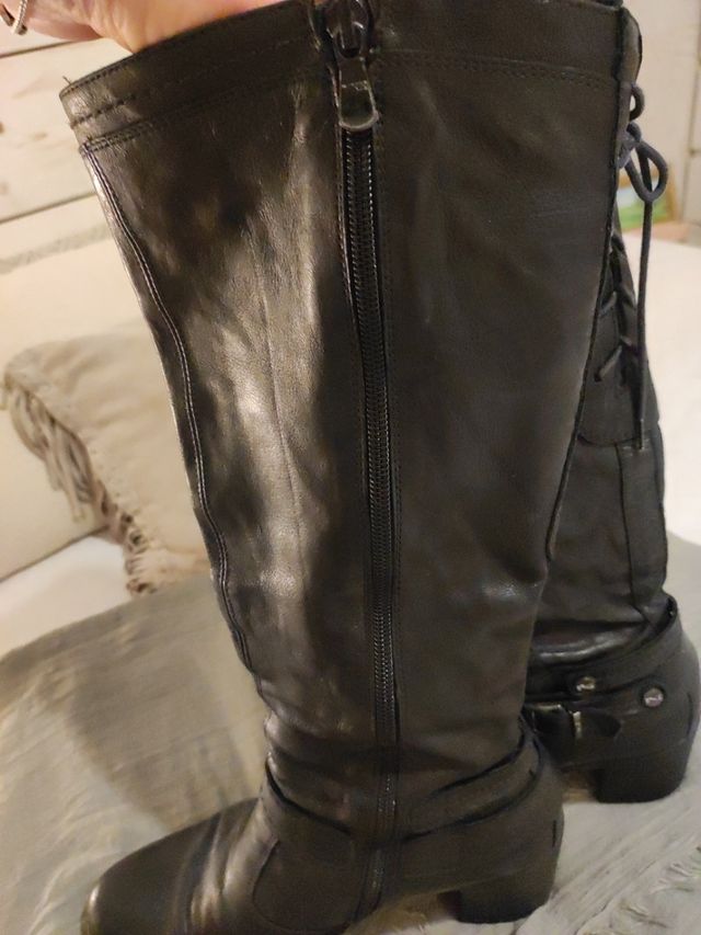 Botas altas, en piel.