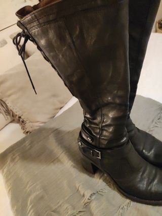 Botas altas, en piel.