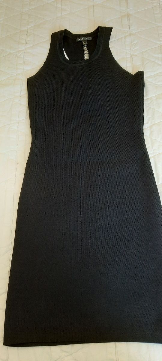 Vestido ajustado de punto negro. Mango
