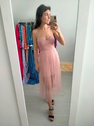 Vestido falda tul color rosa nude.