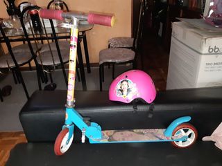 patinete de luna con casco a juego