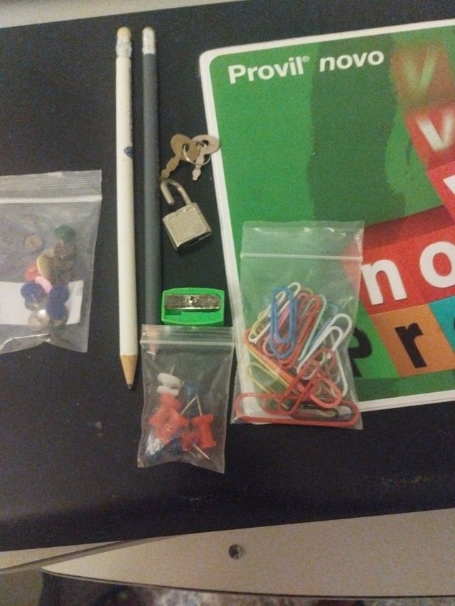 Alfombrilla ratón , clips  lápices, chinchetas...