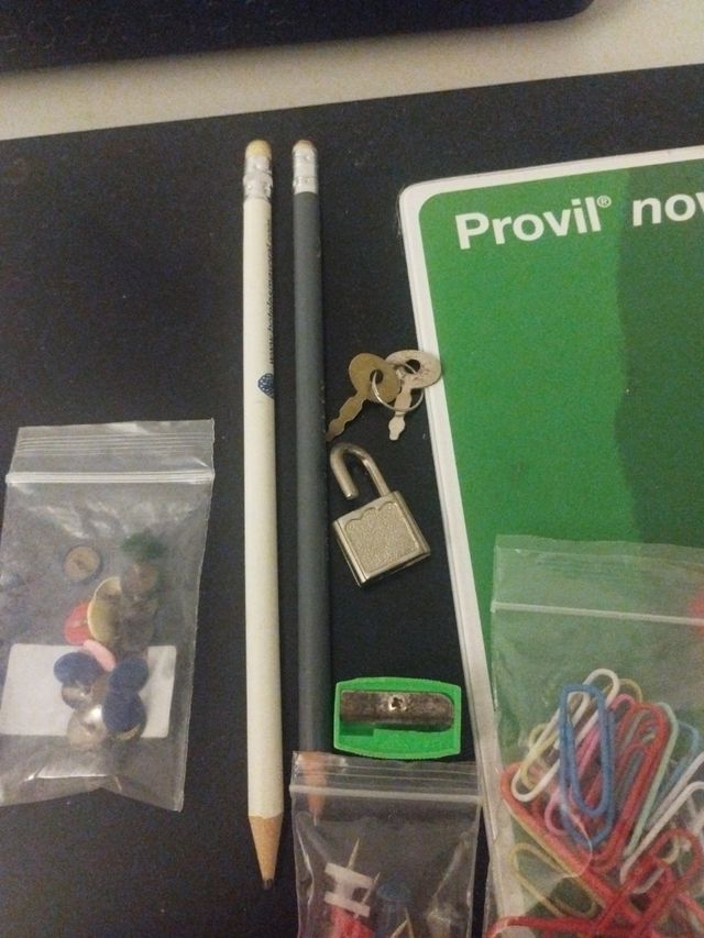 Alfombrilla ratón , clips  lápices, chinchetas...