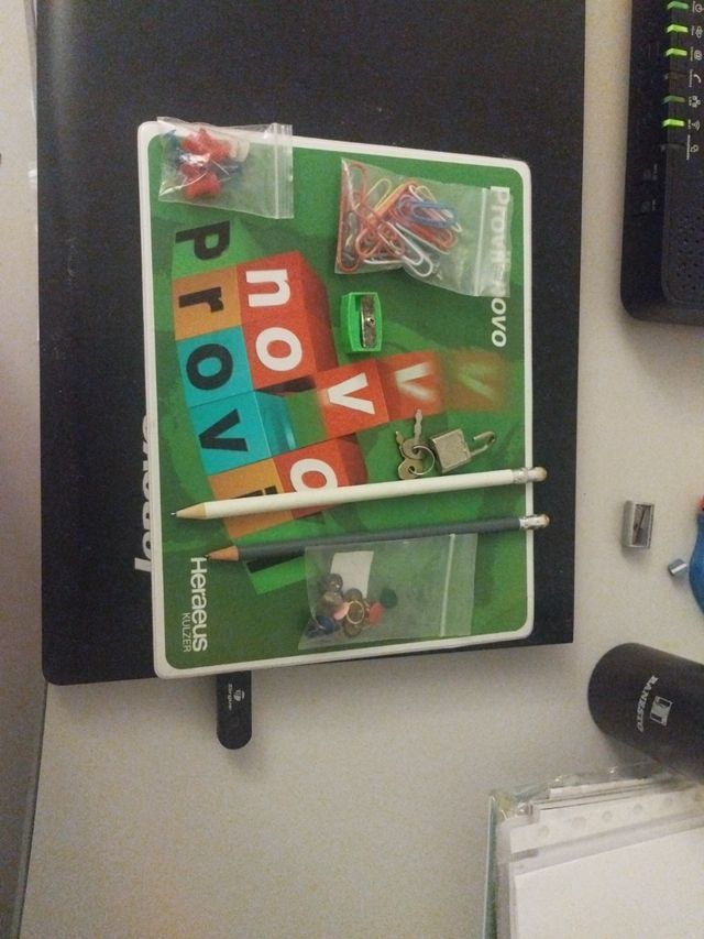 Alfombrilla ratón , clips  lápices, chinchetas...