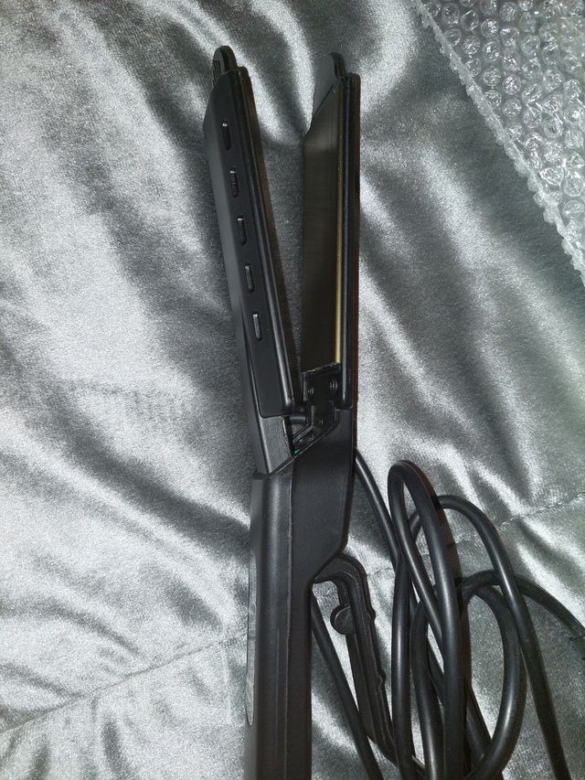 piastra per capelli nuova