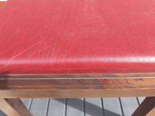 Antiguo banco piel y castaño