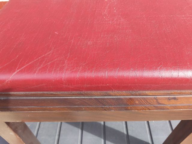 Antiguo banco piel y castaño