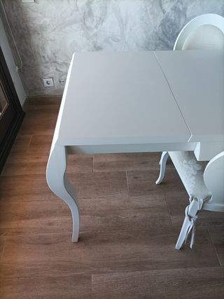 Mesa comedor Isabelina lacado blanco,las sillas no