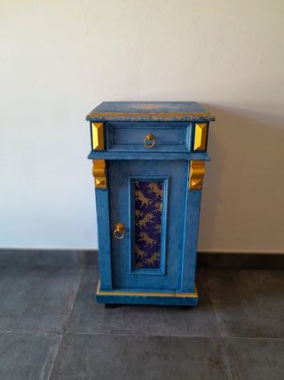 Mesita renovada y actualizada a un nuevo estilo.