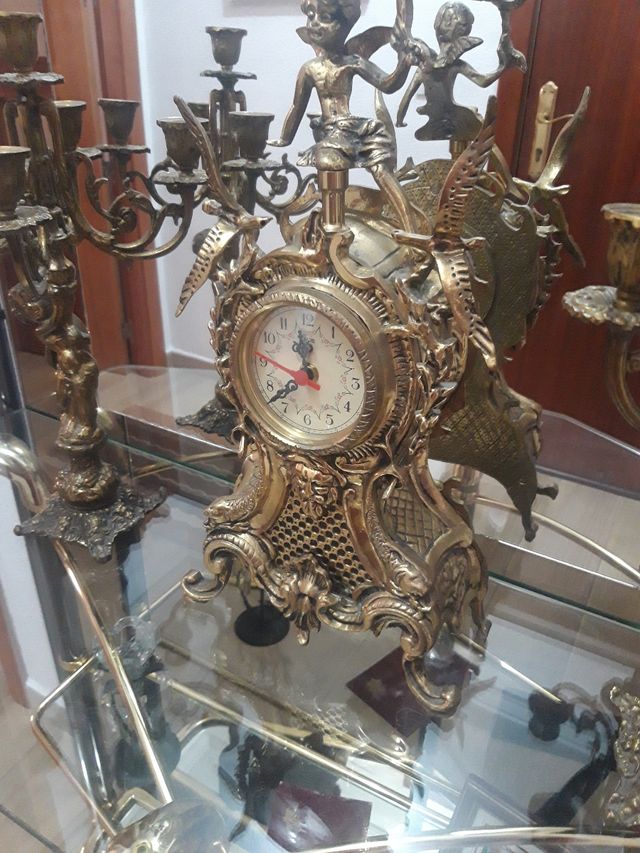 reloj y candelabros antiguos