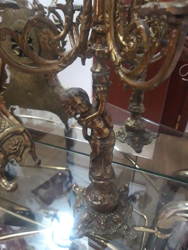 reloj y candelabros antiguos
