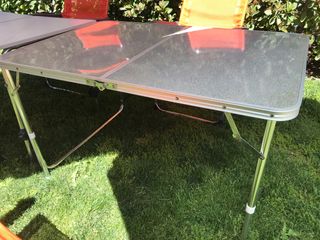 CONJUNTO DE DOS MESAS Y CUATRO SILLAS CRESPO.