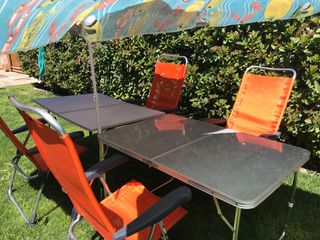 CONJUNTO DE DOS MESAS Y CUATRO SILLAS CRESPO.