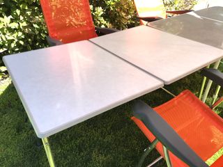 CONJUNTO DE DOS MESAS Y CUATRO SILLAS CRESPO.