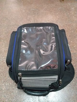 mochila sobre deposito moto