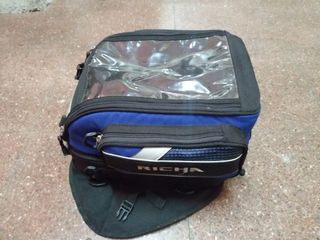 mochila sobre deposito moto