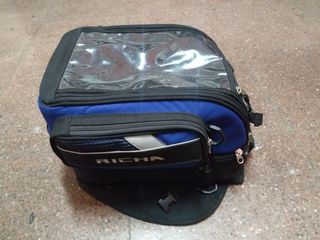 mochila sobre deposito moto