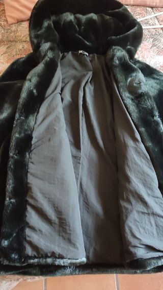 Chaquetón de piel sintética negra de Zara 
