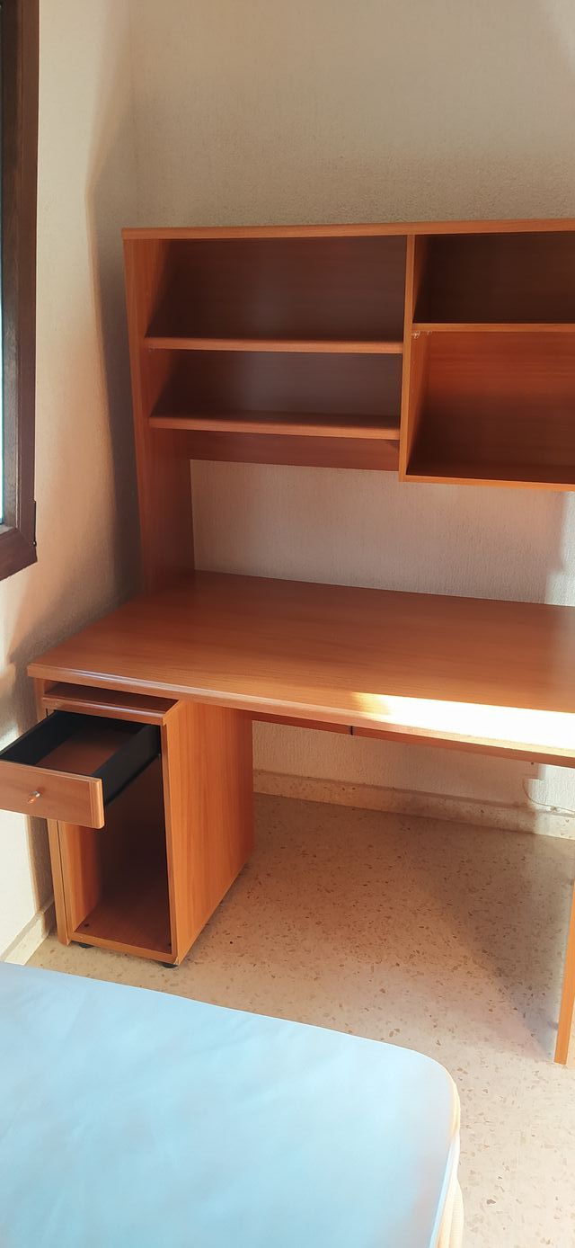 Escritorio con cajones y espacio para torre PC de segunda mano por 25