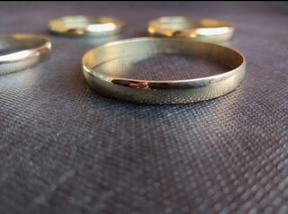 dos pulseras chapadas en oro