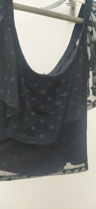 camiseta de gasa con gran volante en hombros. XL