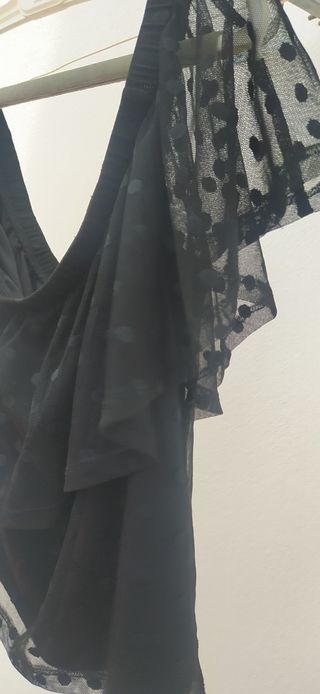 camiseta de gasa con gran volante en hombros. XL