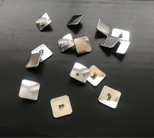 Botones metálicos cuadrados