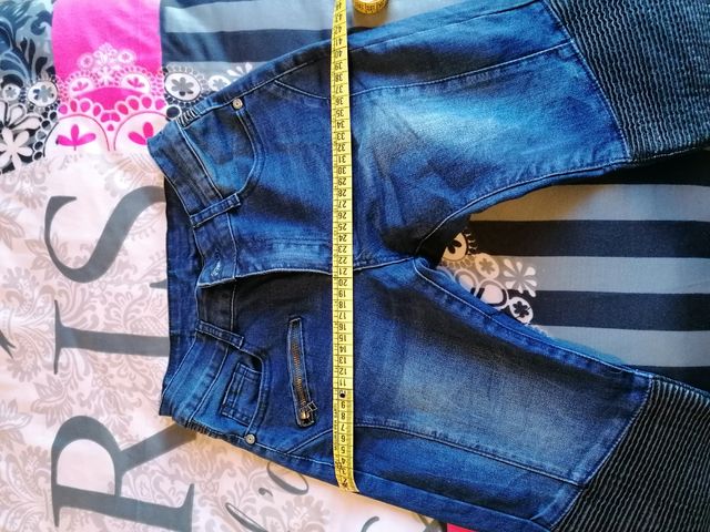 Jeans elasticizzati con inserti in finta pelle