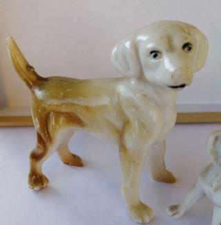 Perritos pequeños de porcelana española.