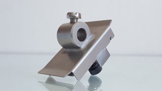 Tensor de goma empotrado