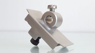 Tensor de goma empotrado