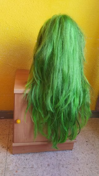 PELUCA DRAG QUEEN VERDE CON MECHAS NEGRAS