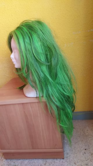 PELUCA DRAG QUEEN VERDE CON MECHAS NEGRAS