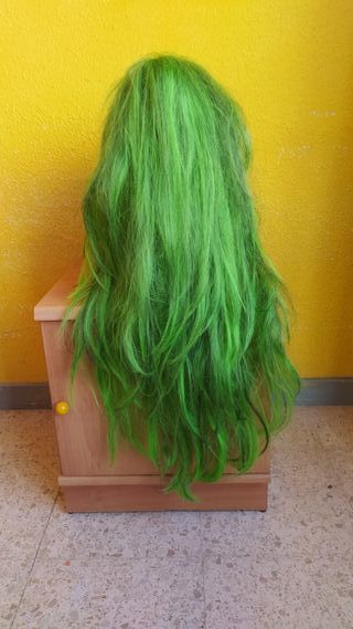 PELUCA DRAG QUEEN VERDE CON MECHAS NEGRAS