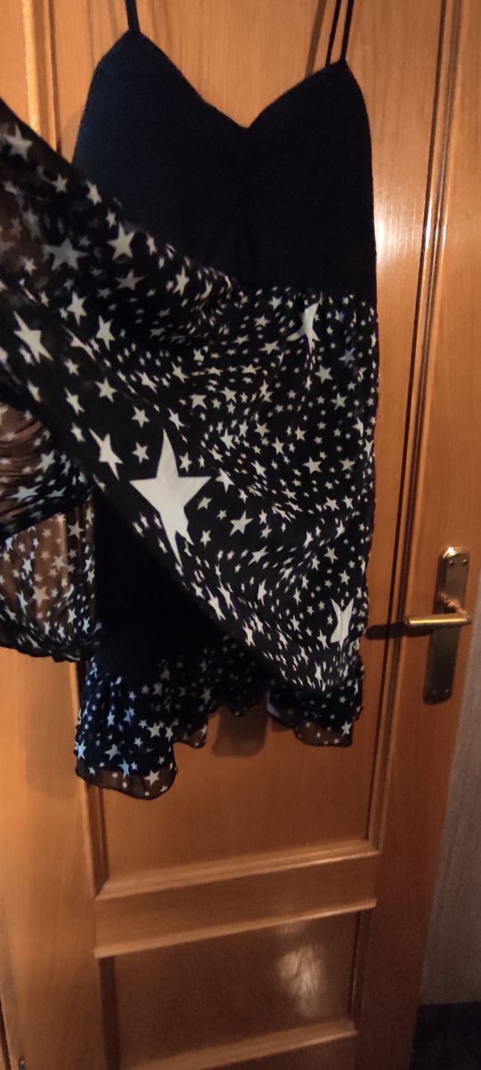 vestido negro con estrellas