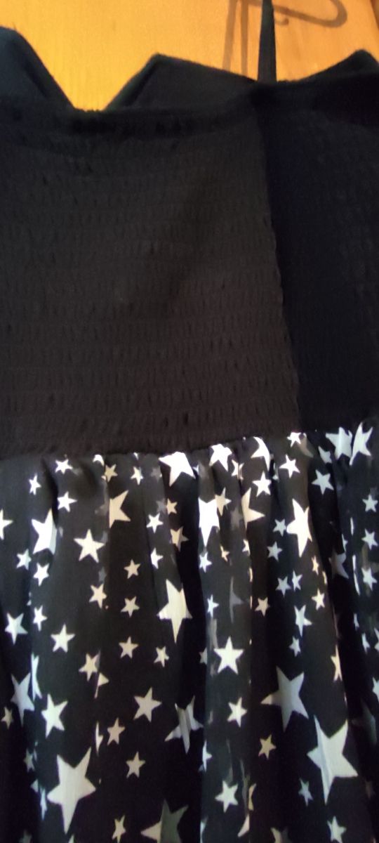 vestido negro con estrellas