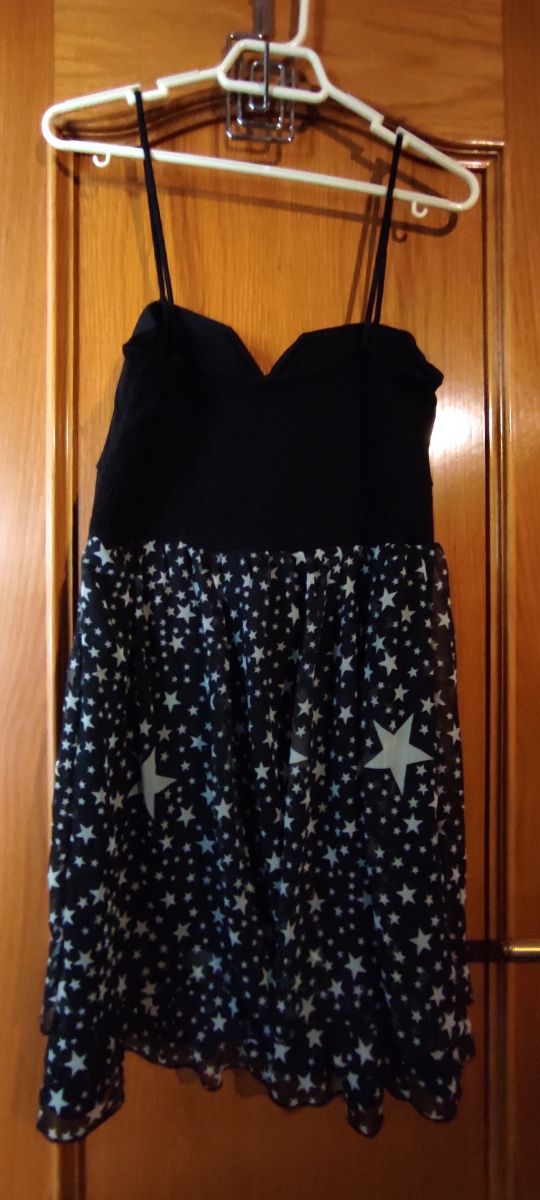vestido negro con estrellas