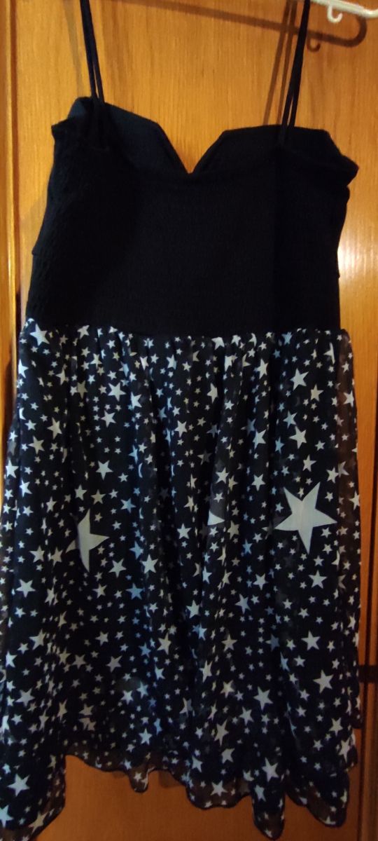 vestido negro con estrellas