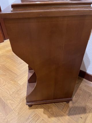 Mesa auxiliar de madera.