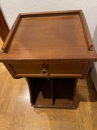 Mesa auxiliar de madera.