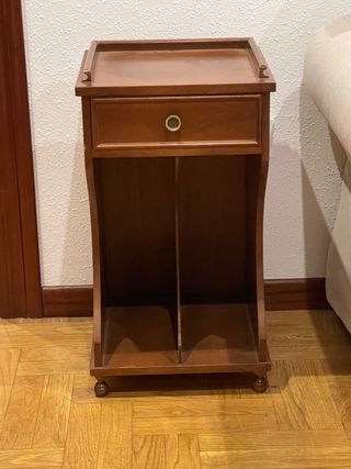 Mesa auxiliar de madera.
