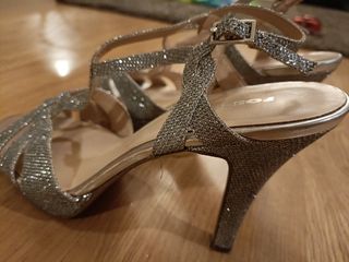 Vendo sandalias plateada fosco como nueva