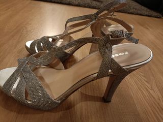 Vendo sandalias plateada fosco como nueva