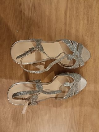 Vendo sandalias plateada fosco como nueva