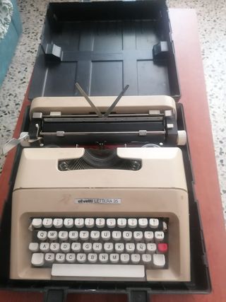Máquina de escribir Olivetti con maletín