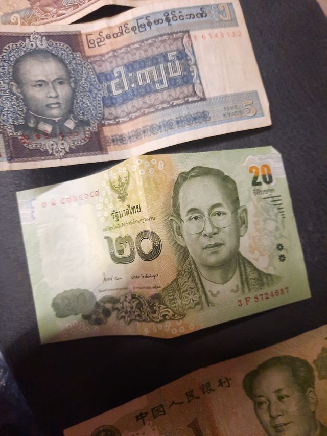 4 billetes asiaticos