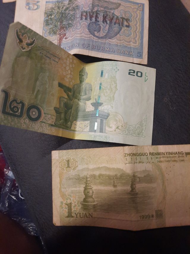 4 billetes asiaticos